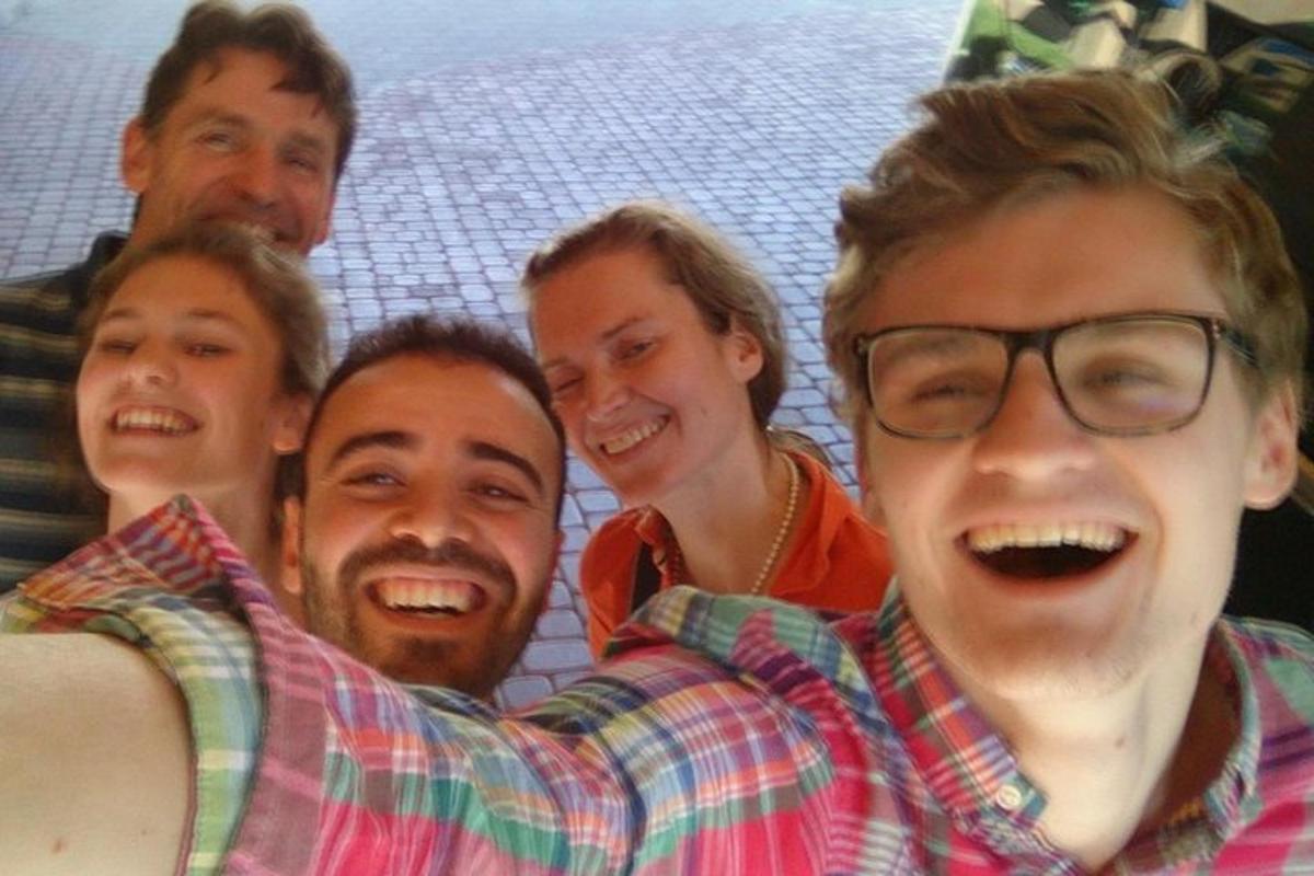 група людей позує для фотографії