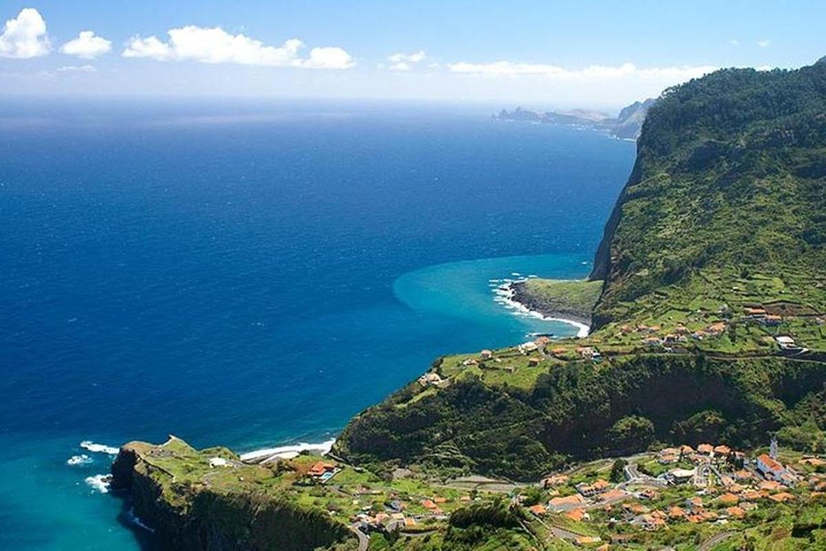 una vista aerea di un villaggio su una montagna vicino all'oceano