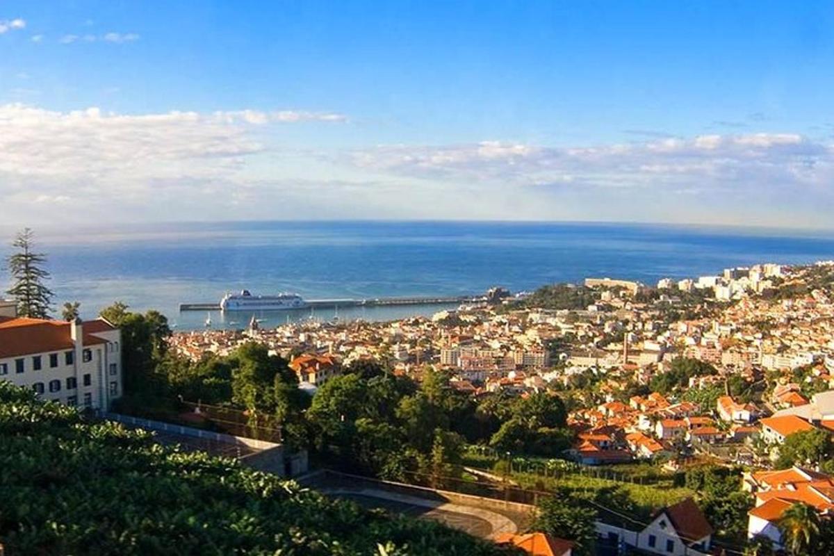 una vista di una città con l'oceano sullo sfondo