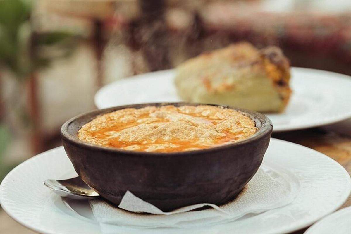 una ciotola di cibo su un piatto con un pezzo di torta
