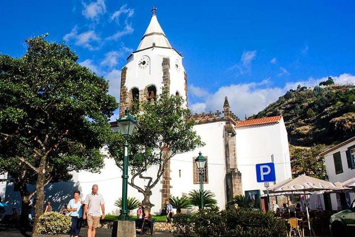 una chiesa con una torre con un orologio