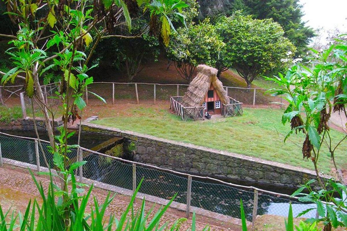 un parco giochi in uno zoo con una struttura ludica