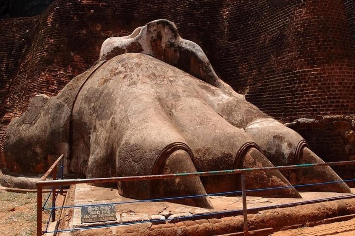 una estàtua d'un vaixell exposada en un museu