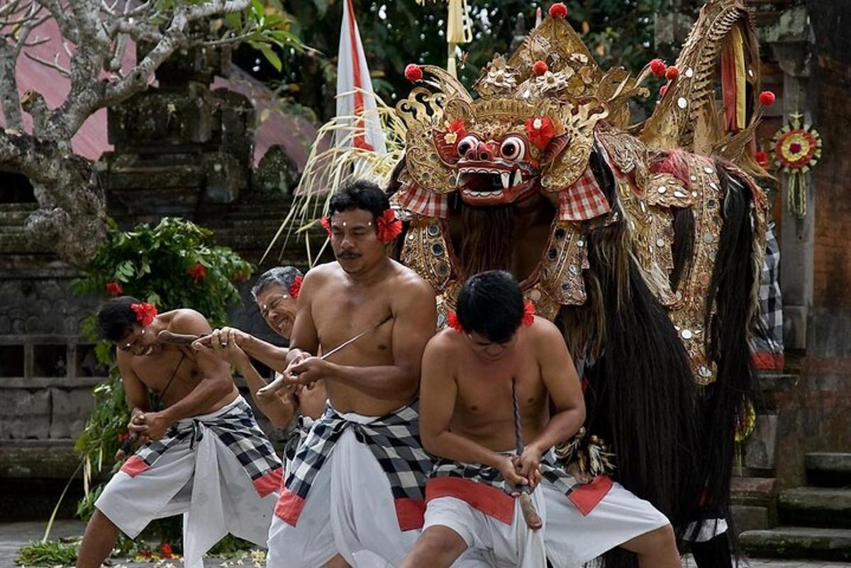sekumpulan lelaki berdiri di hadapan terapung naga