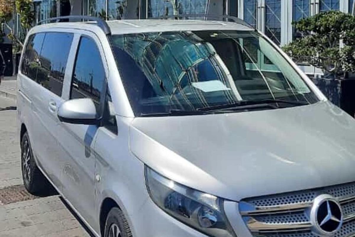 tänava äärde pargitud valge auto