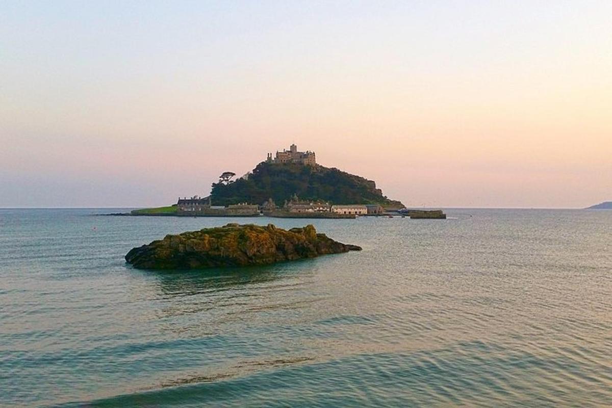 ένα νησί στον ωκεανό με ένα κάστρο πάνω του