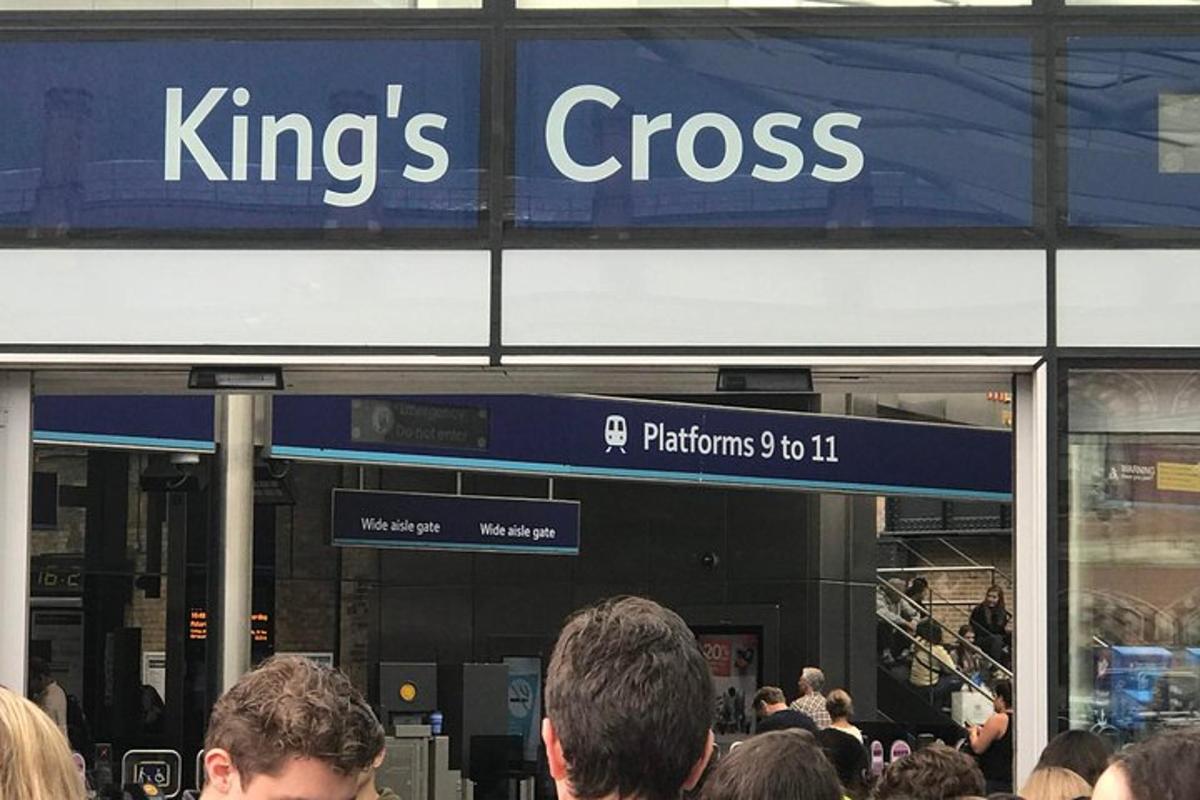 ihmisjoukko seisoo King's Crossin kaupan ulkopuolella