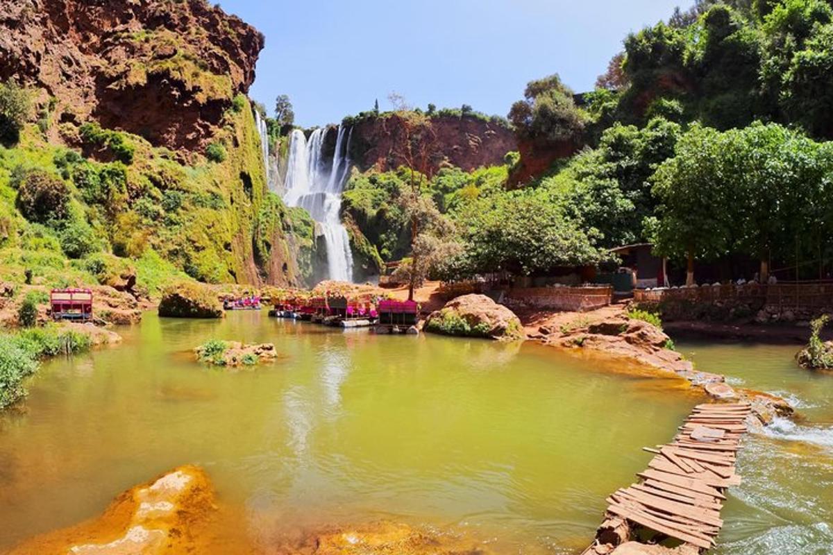 uma cachoeira e um lago em frente a uma cachoeira