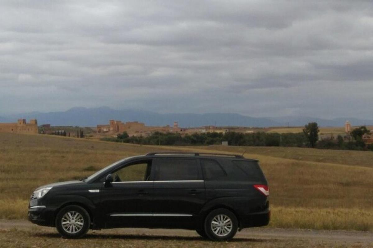 un SUV nero parcheggiato su una strada in un campo
