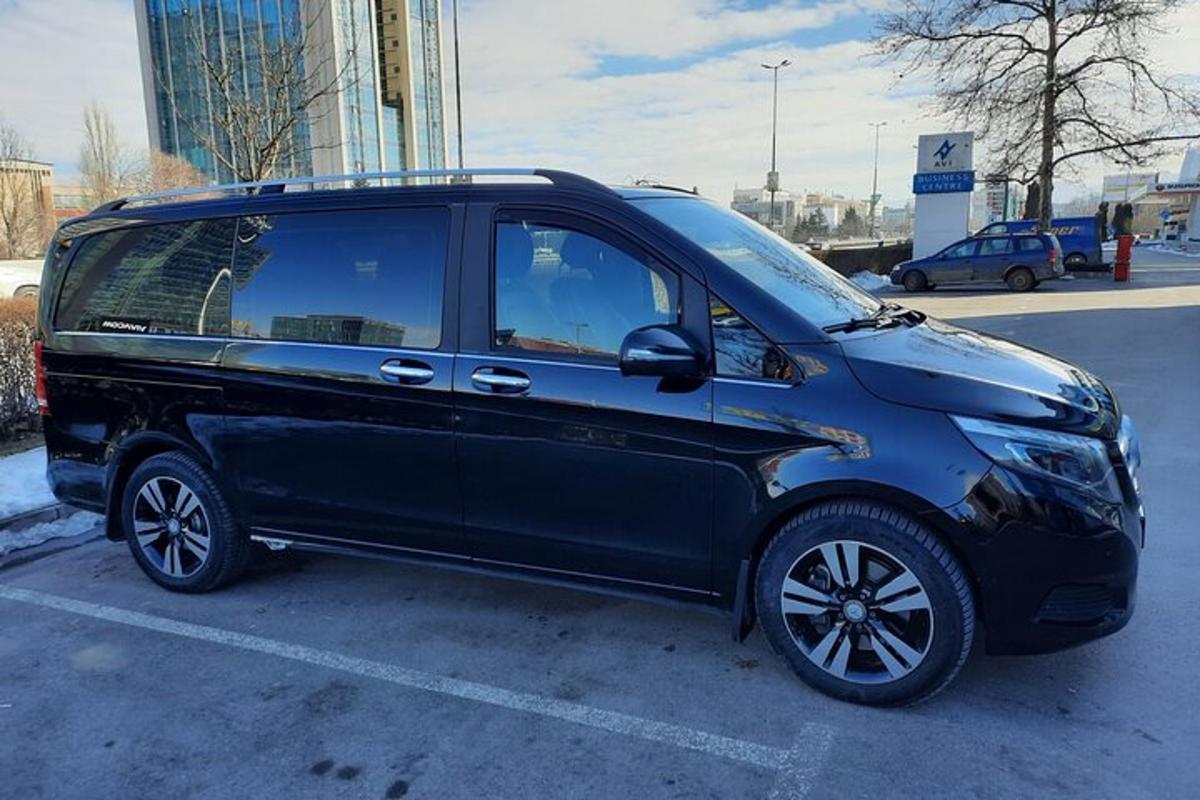 un'auto nera parcheggiata in un parcheggio