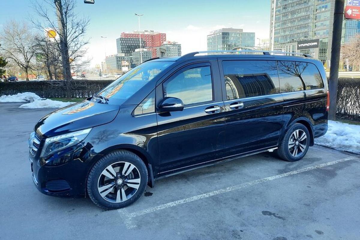 una piccola auto blu parcheggiata in un parcheggio