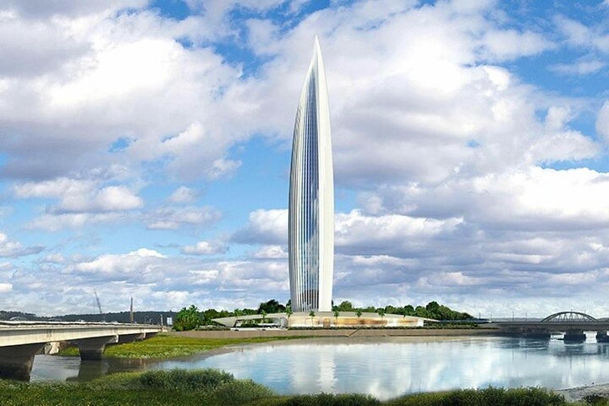 un alto edificio bianco con un ponte e un fiume