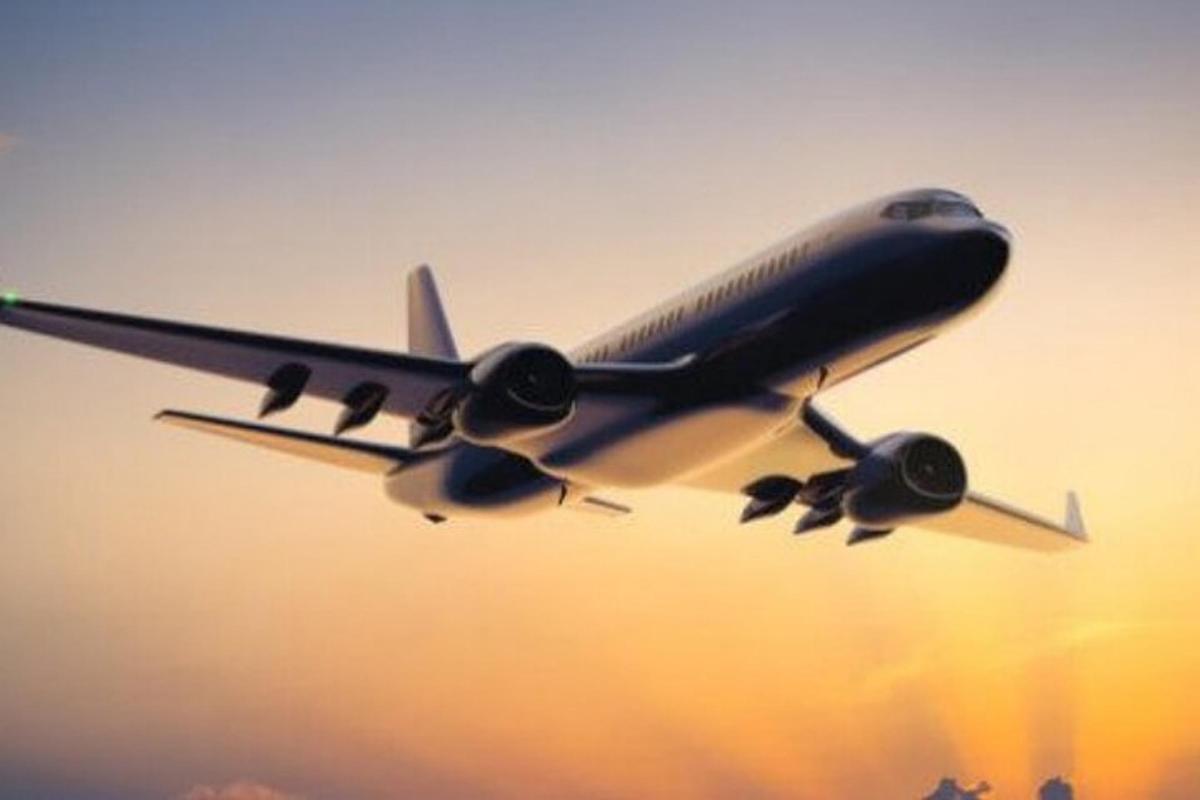 un aereo sta volando nel cielo