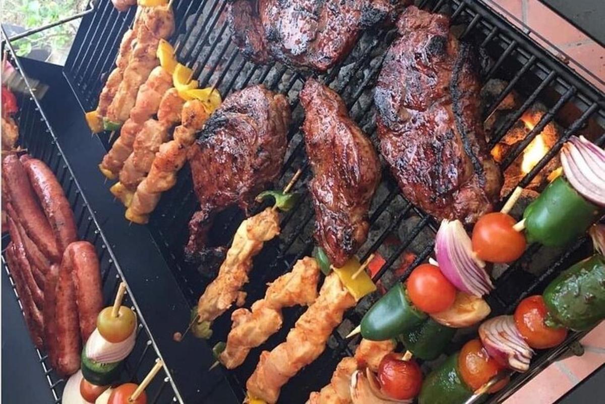 una griglia con diversi tipi di carne e verdure