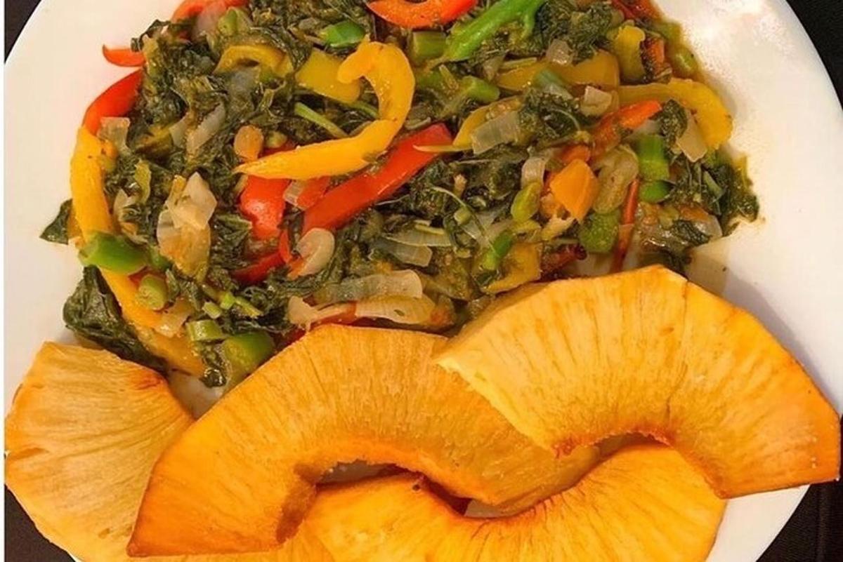 un piatto bianco di cibo con carote e verdure