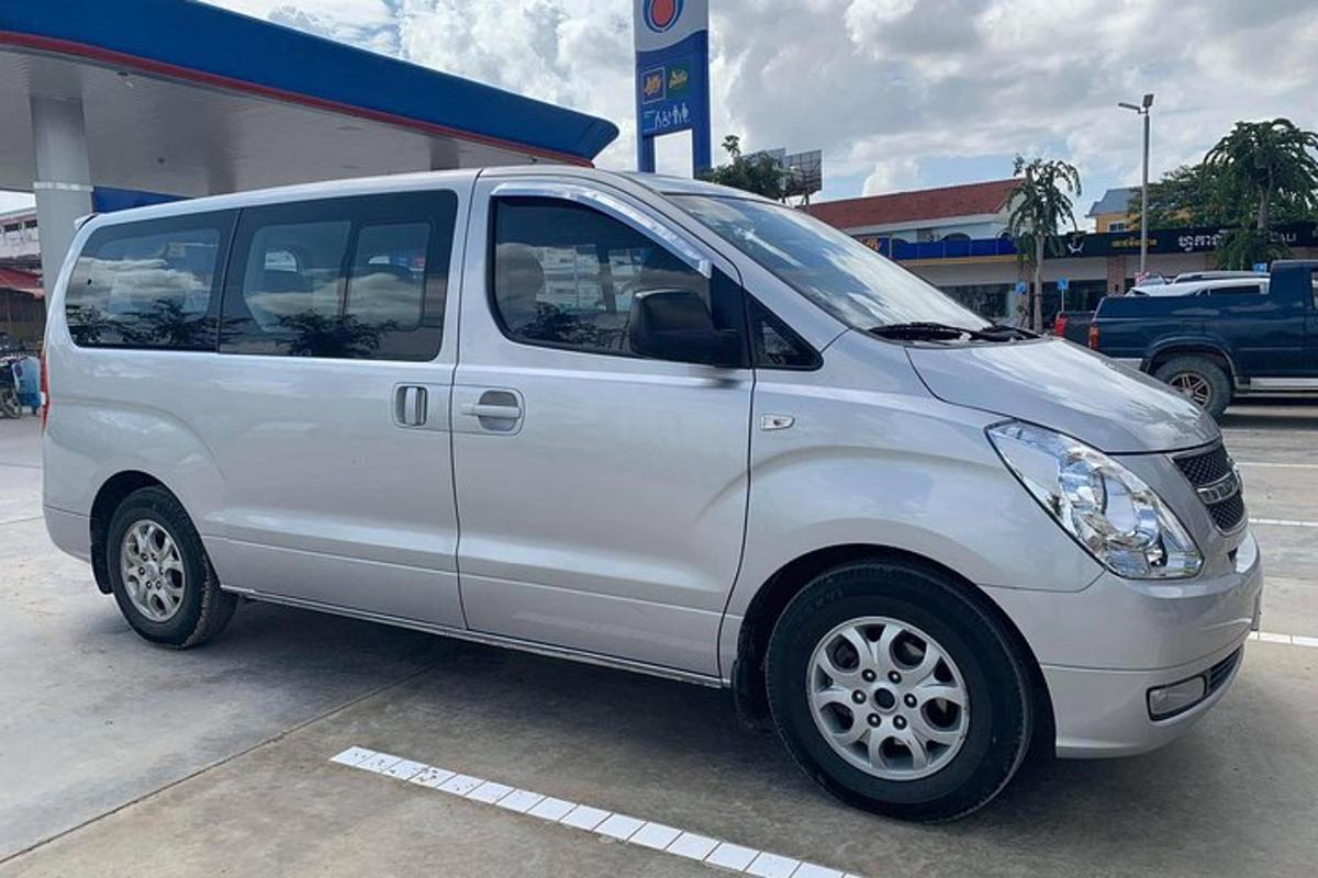 un furgone bianco parcheggiato davanti a una stazione di servizio