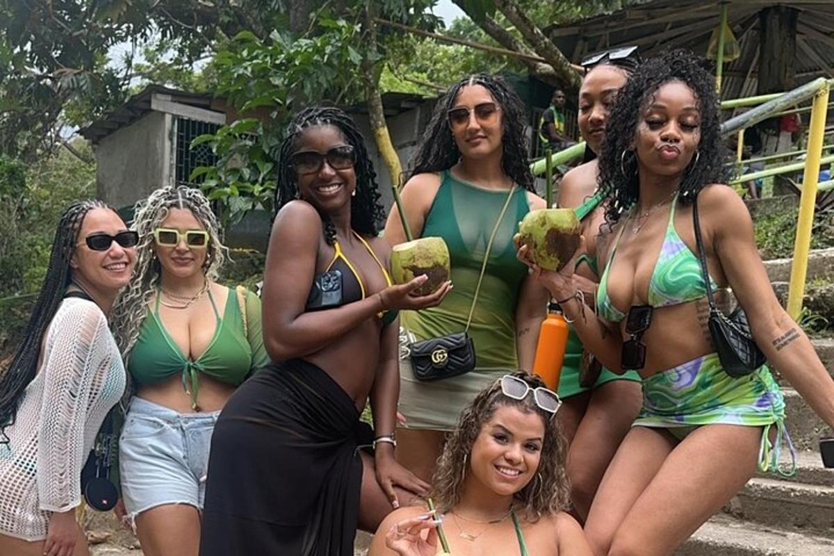 un gruppo di donne in costume da bagno che posano per una foto