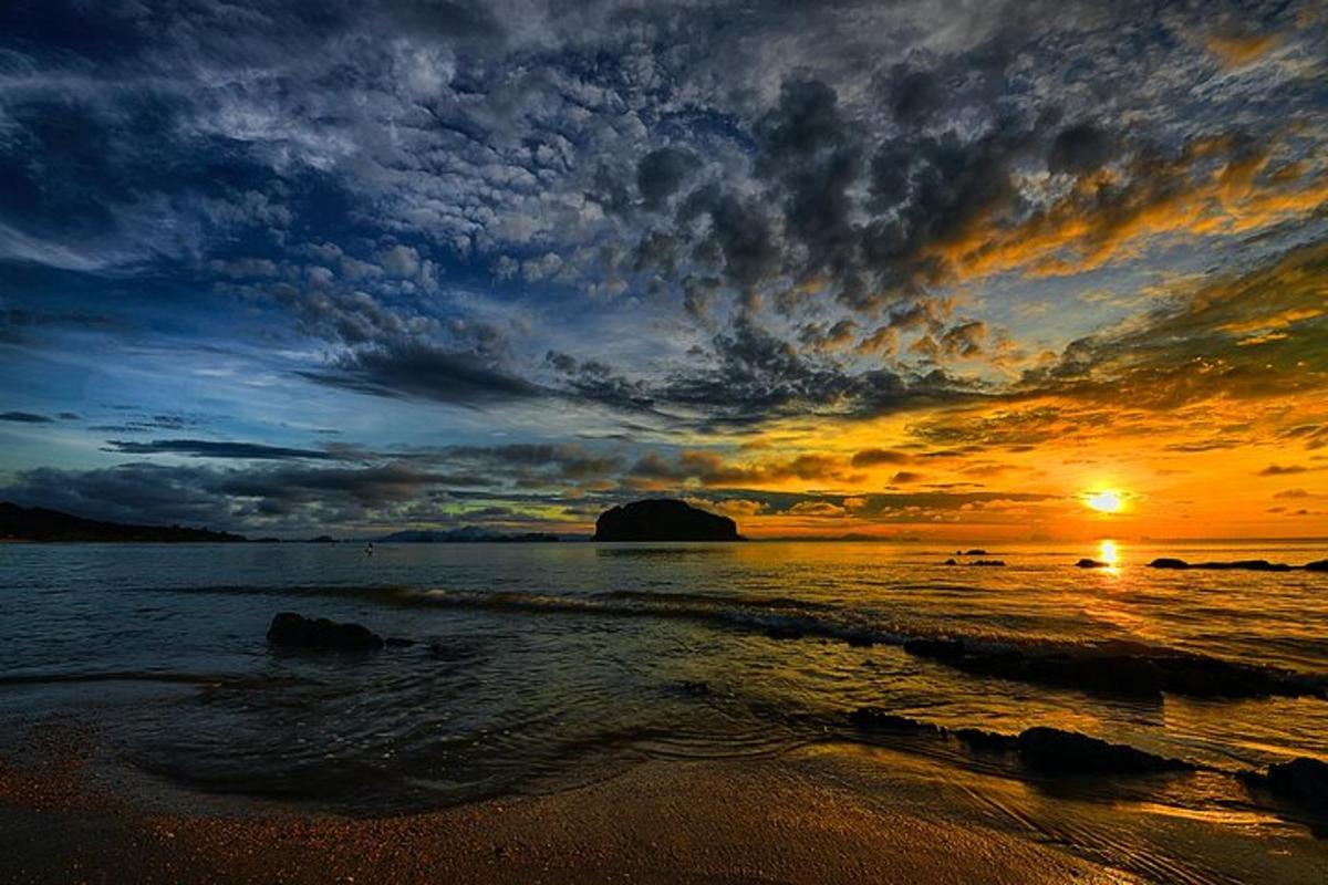 una puesta de sol en una playa con el océano