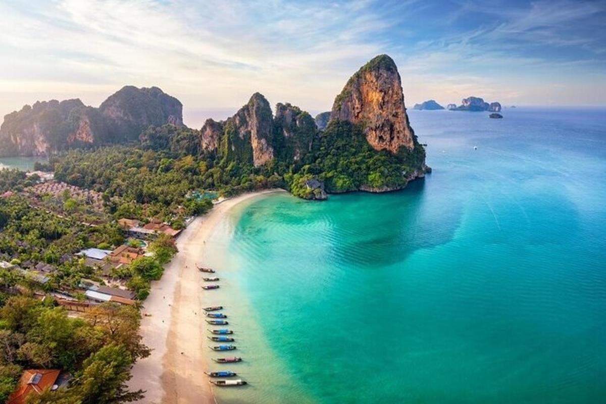 eine Luftaufnahme eines Strandes mit Felsen im Wasser