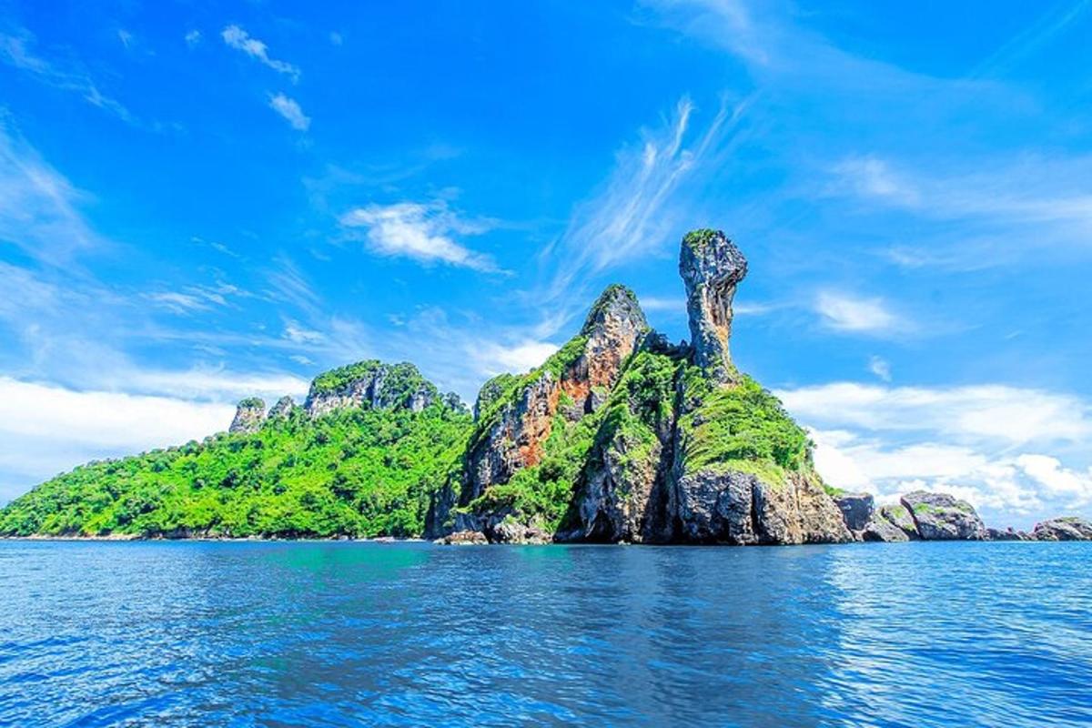 eine kleine Insel mitten im Wasser