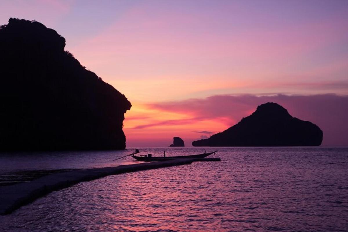 una barca sull'acqua con un tramonto