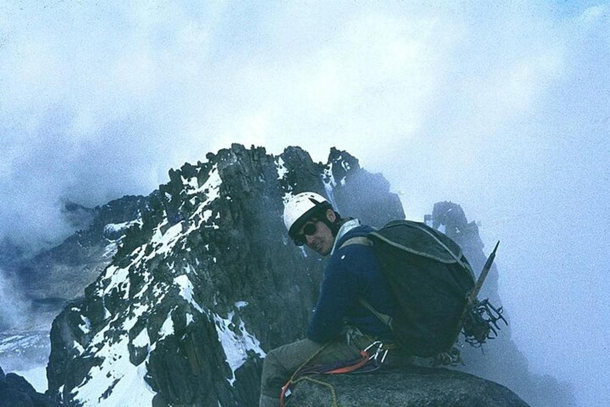 moški z nahrbtnikom na vrhu gore