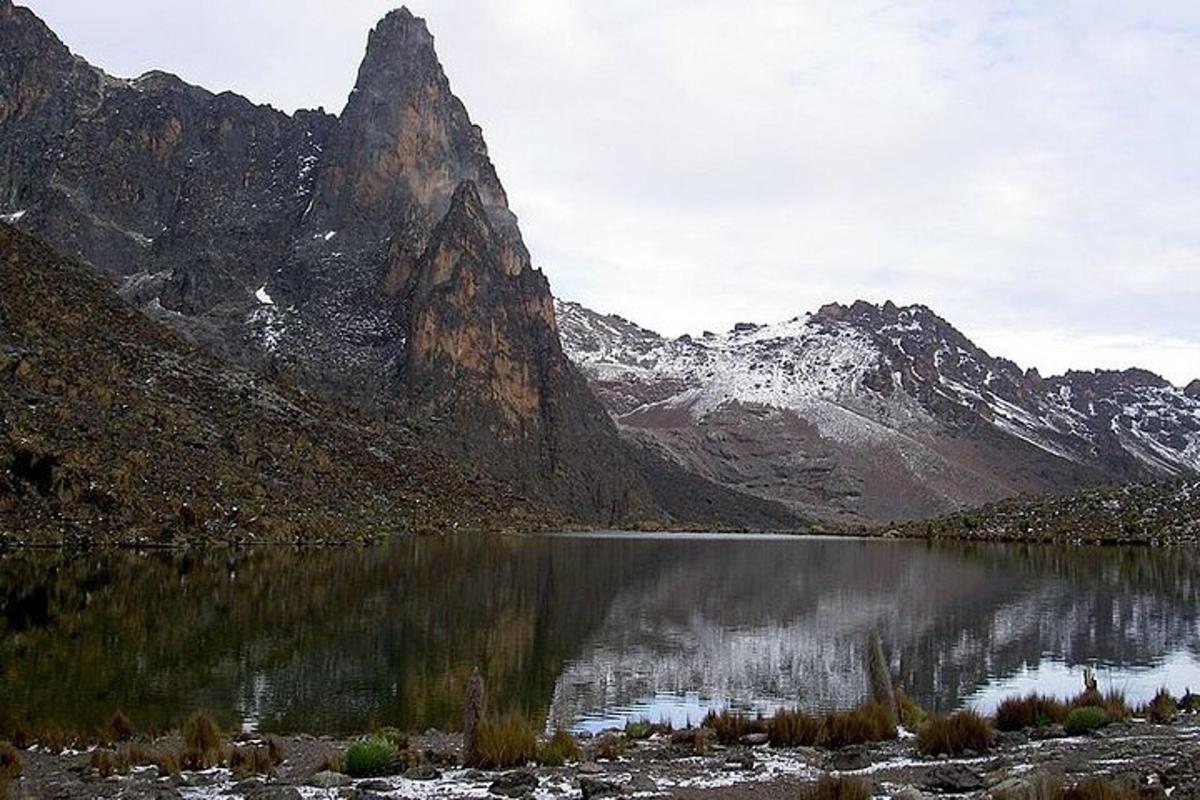 uma montanha refletida em um lago nas montanhas