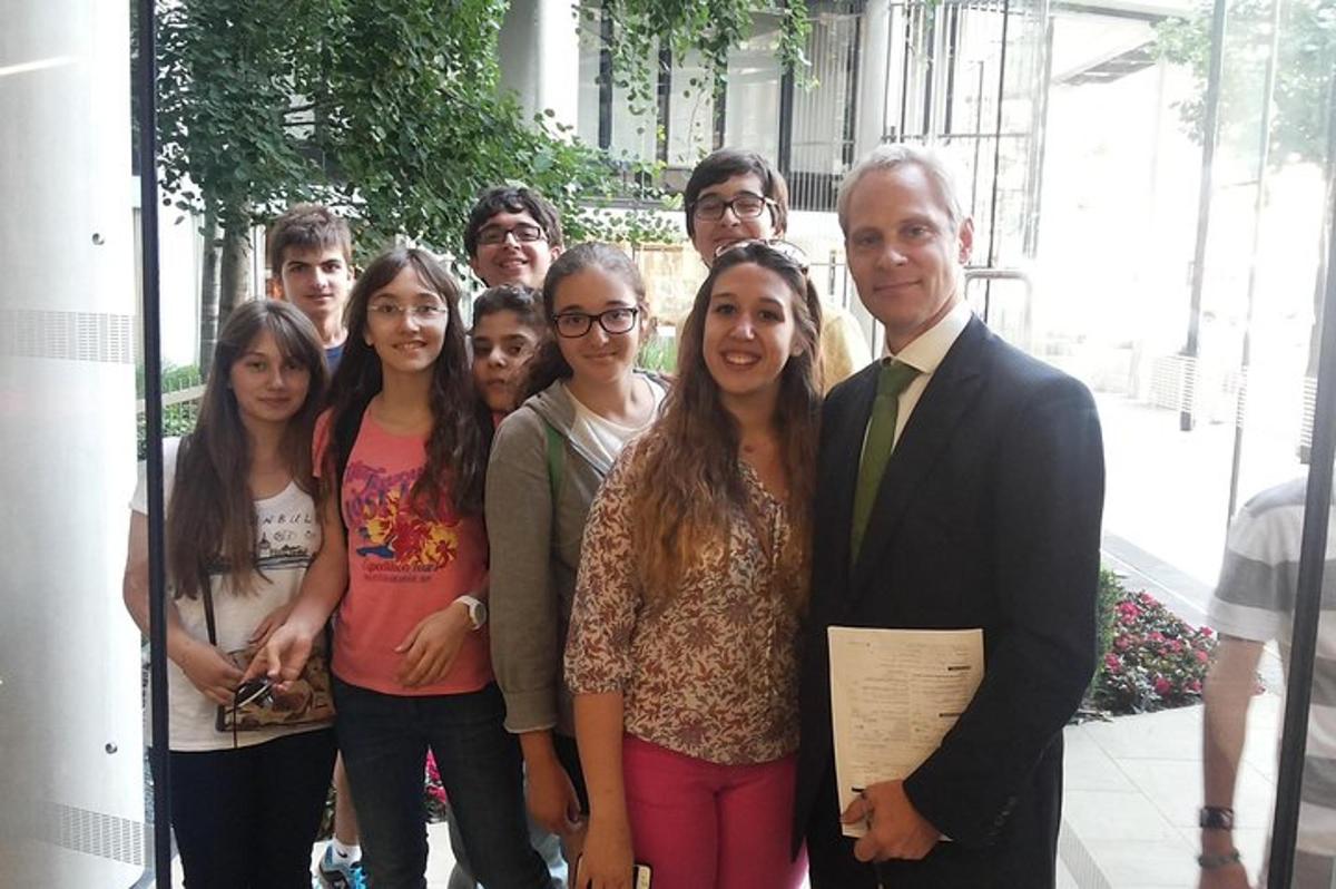 un gruppo di persone che posano insieme per una foto