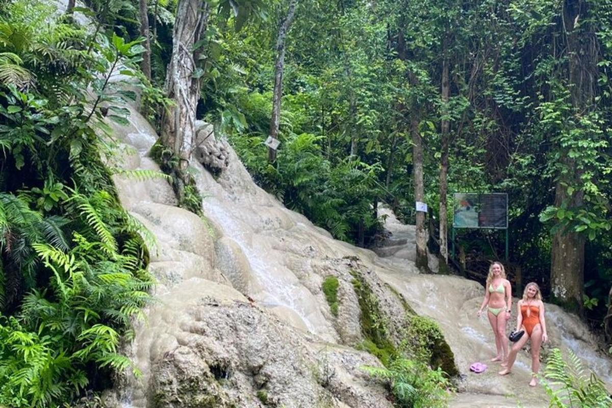 duas mulheres em trajes de banho caminhando por uma estrada de terra