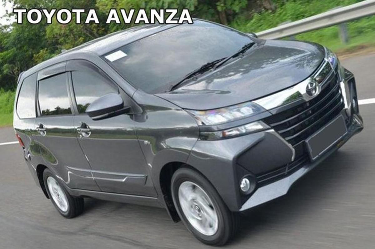 Un coche negro circula por una carretera