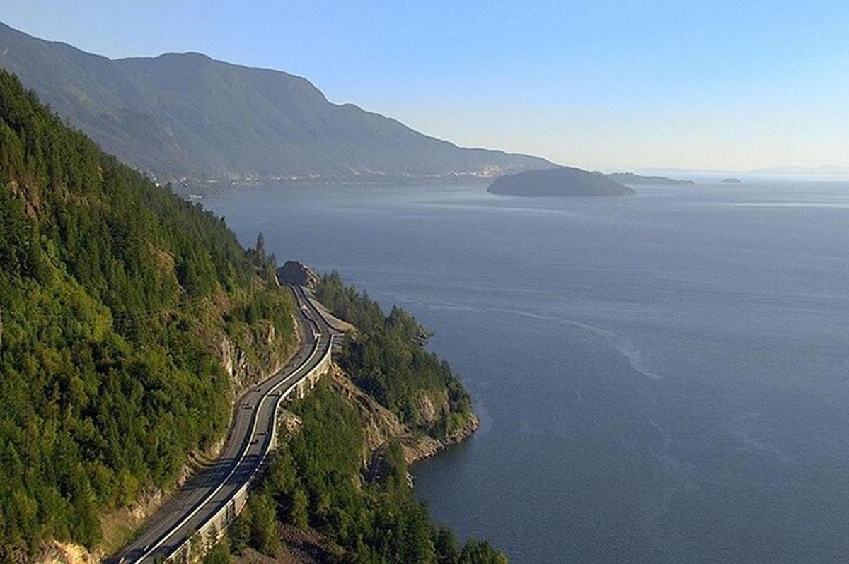 pemandangan udara gunung dengan air dan kereta api