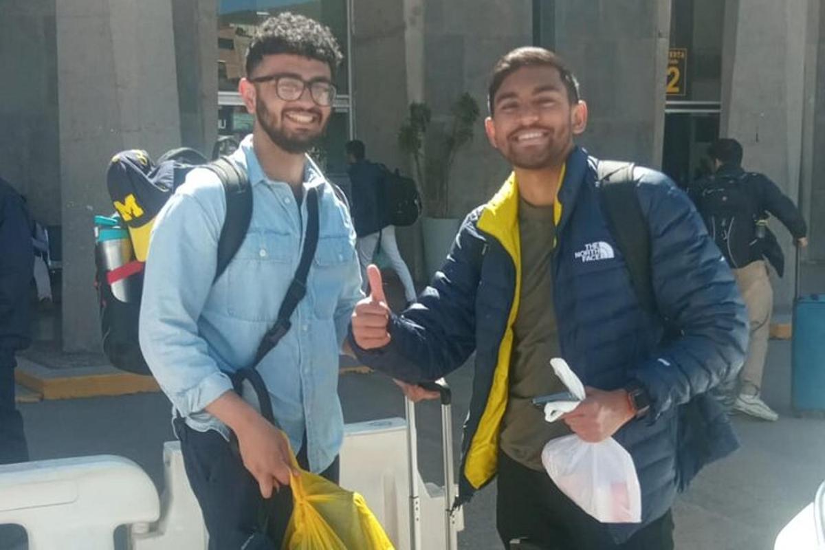 Dos hombres están parados uno al lado del otro