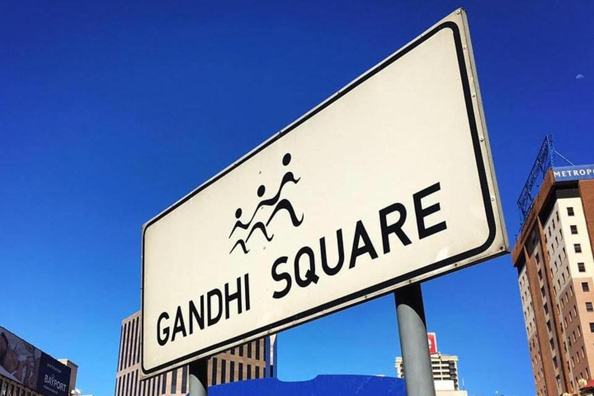 un rètol de carrer que diu "Cannil Sa Square"