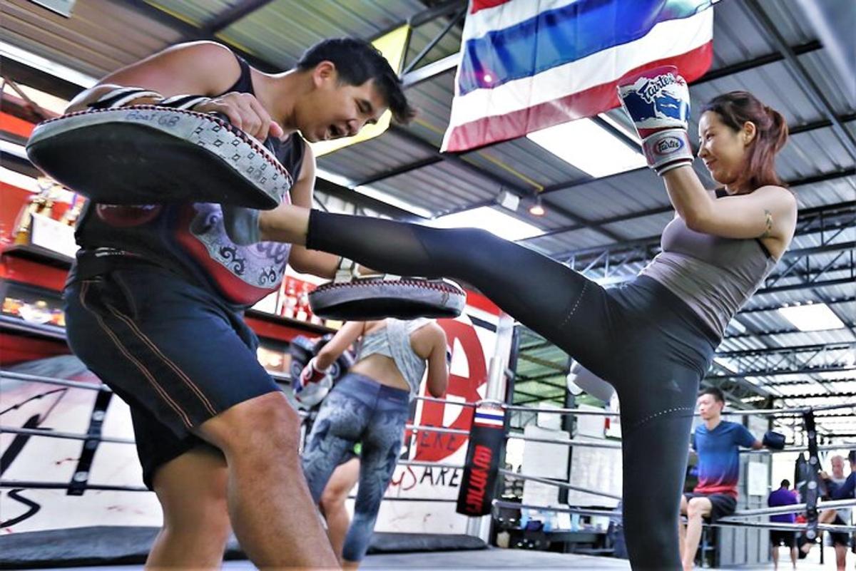 um casal de pessoas em pé em um ringue de boxe