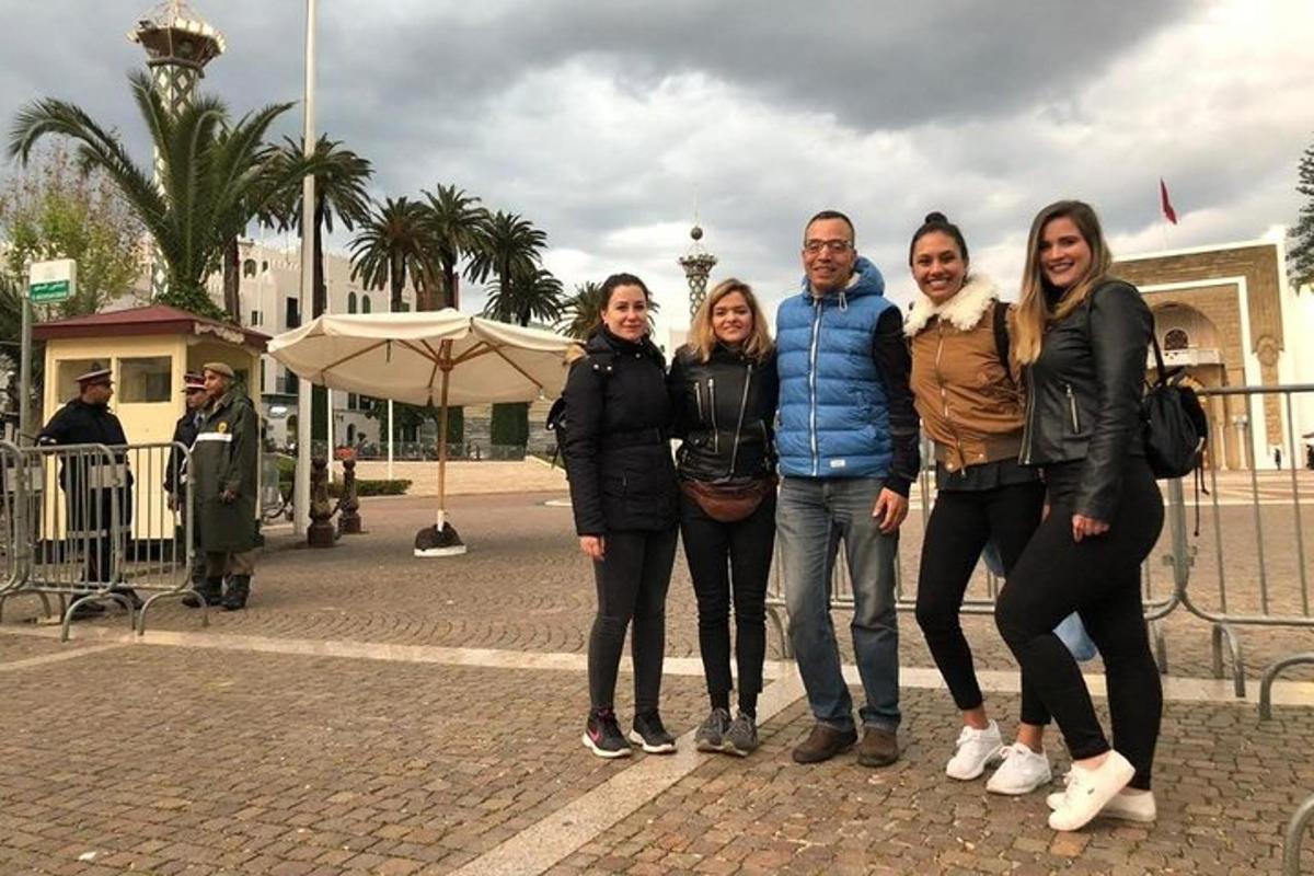 um grupo de pessoas posando para uma foto