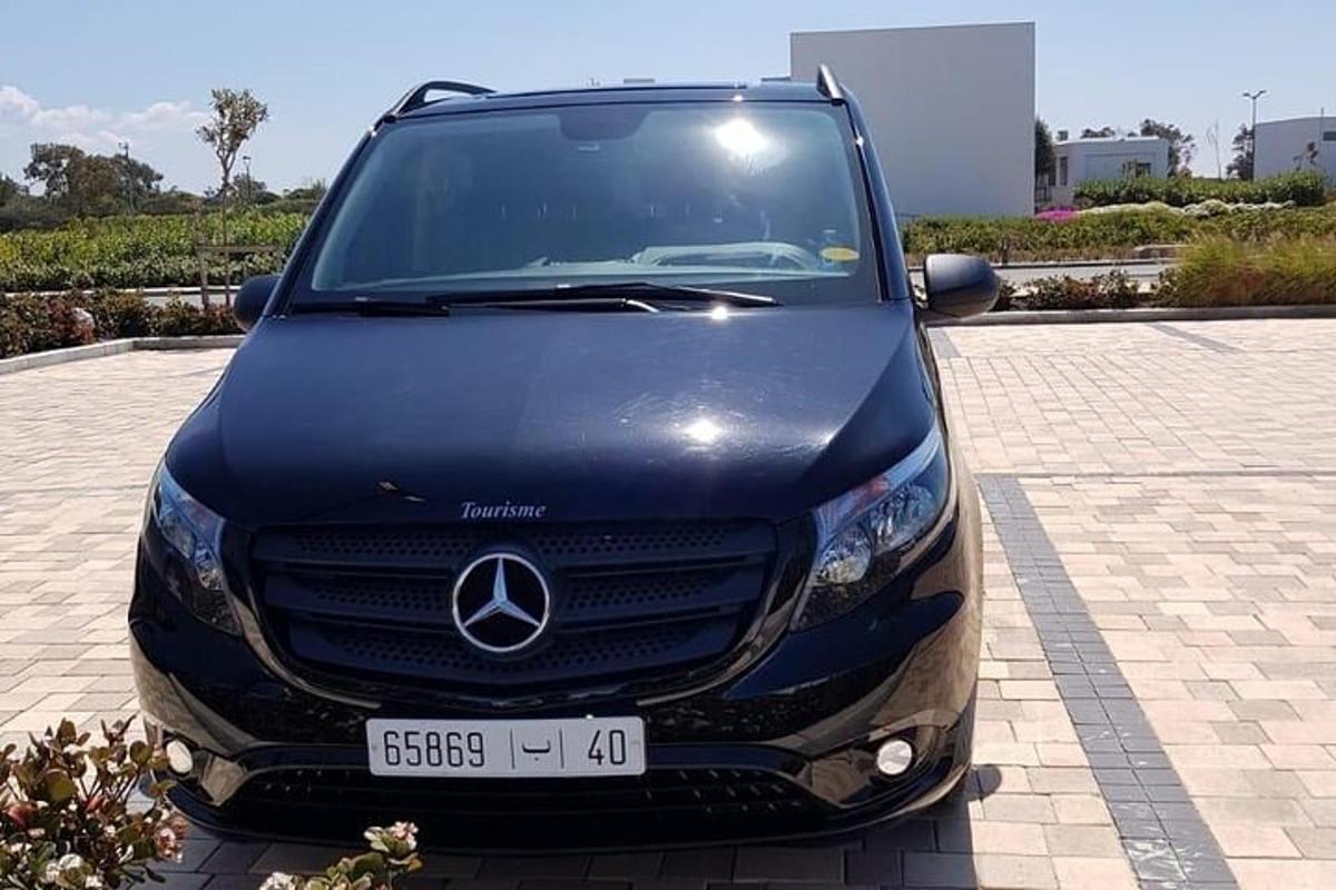 černé auto zaparkované na parkovišti