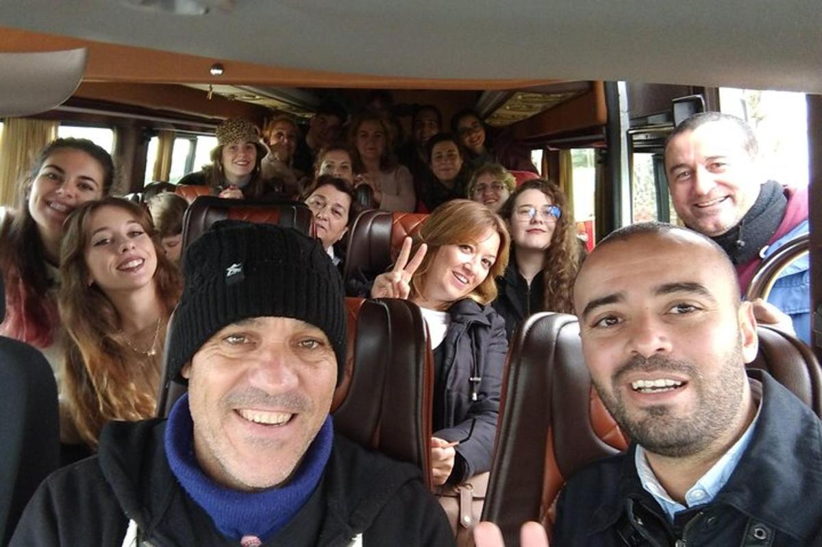 eine Gruppe von Menschen sitzt in einem Bus