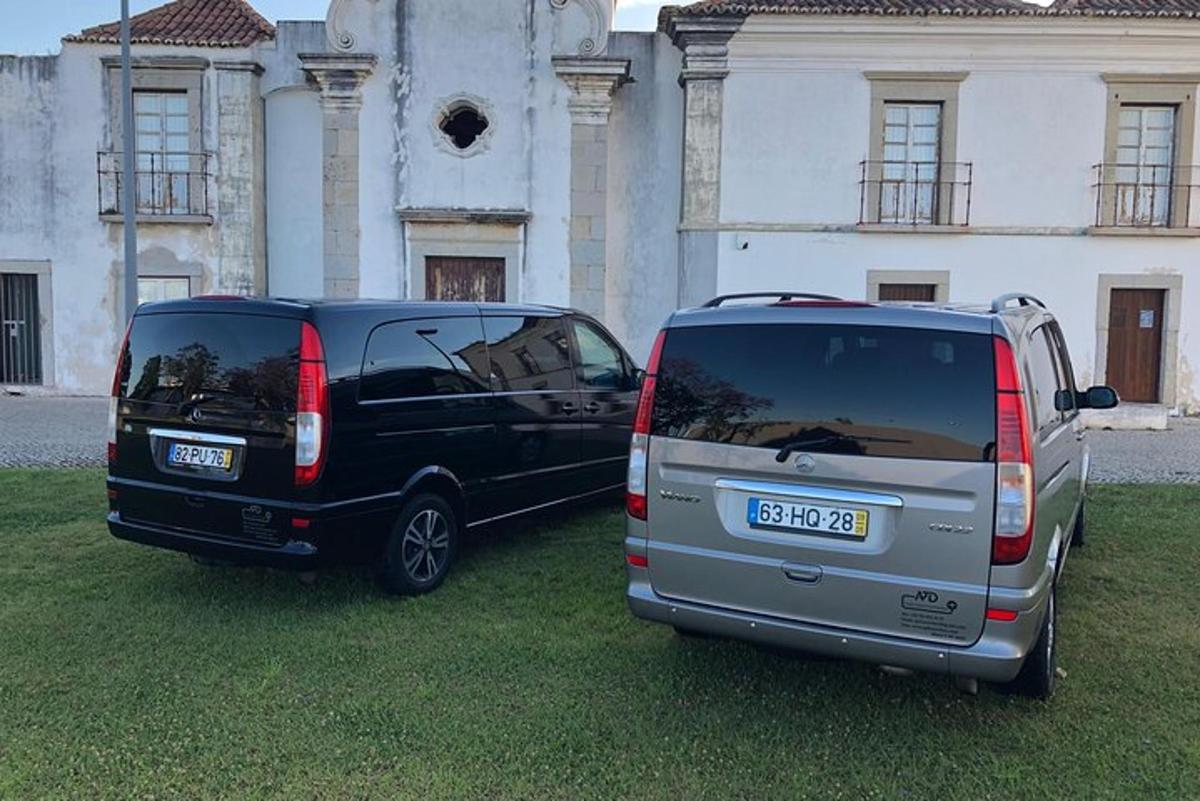 due veicoli parcheggiati davanti a un edificio