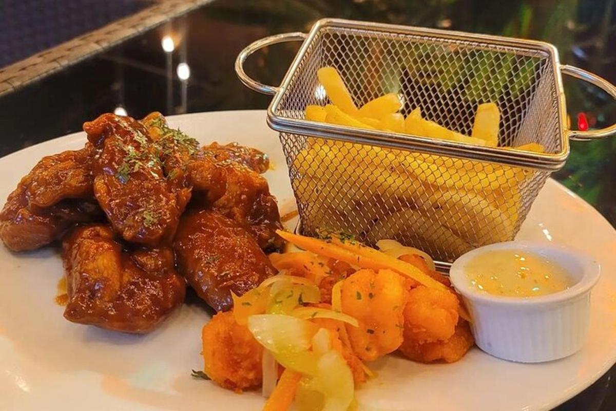 een bord eten met kippenvleugels en kaas