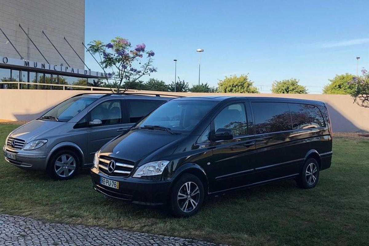 Dos furgonetas negras estacionadas una al lado de la otra