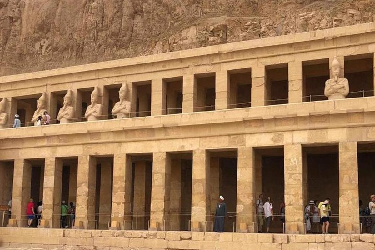 велика зграда са људима који стоје на њој