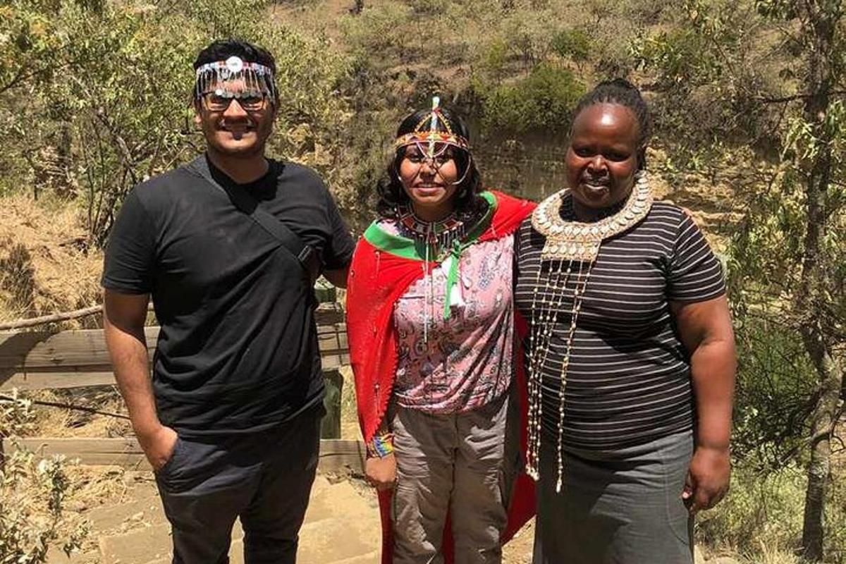 dois homens e uma mulher posando para uma foto