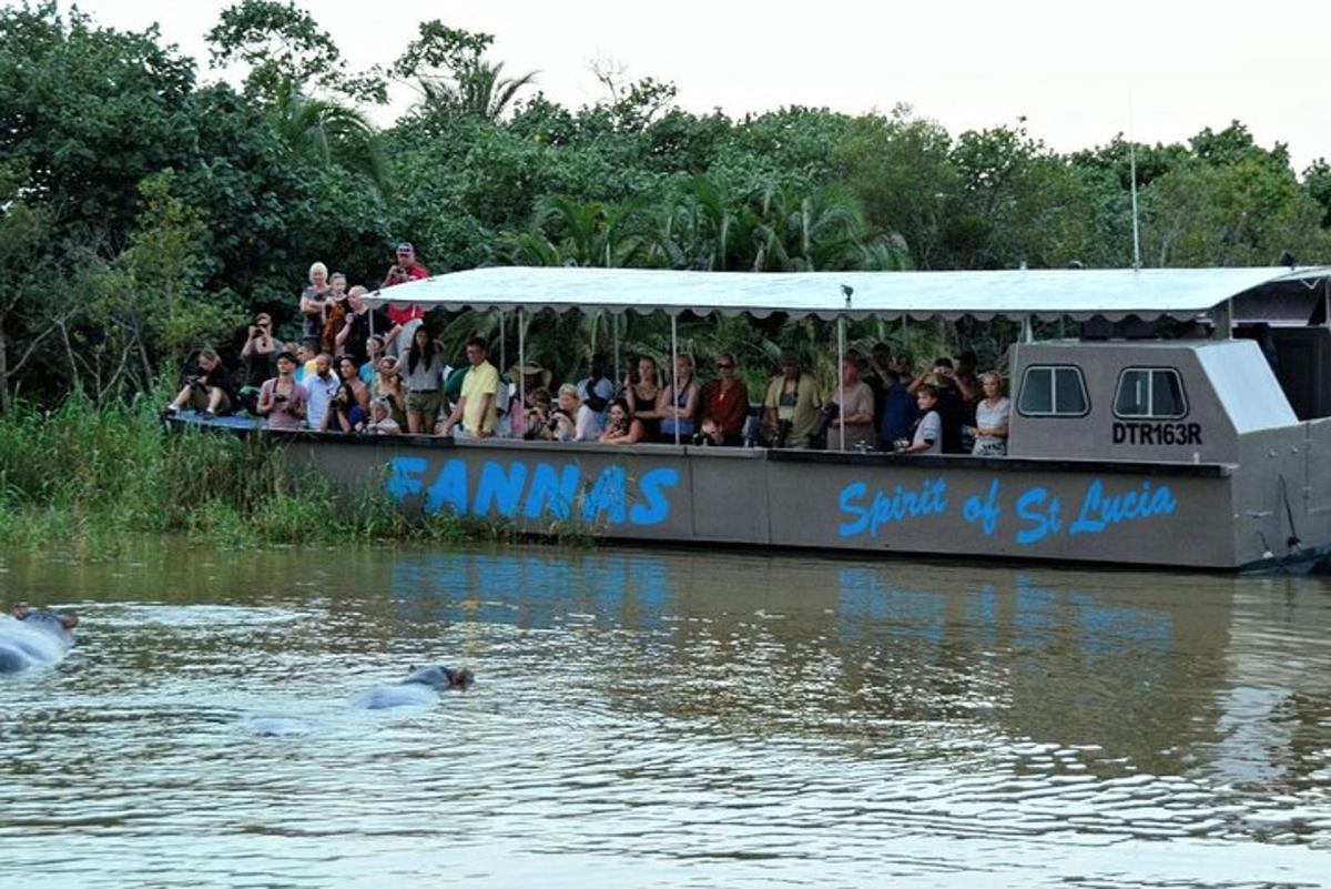 un gruppo di persone a bordo di una barca in acqua