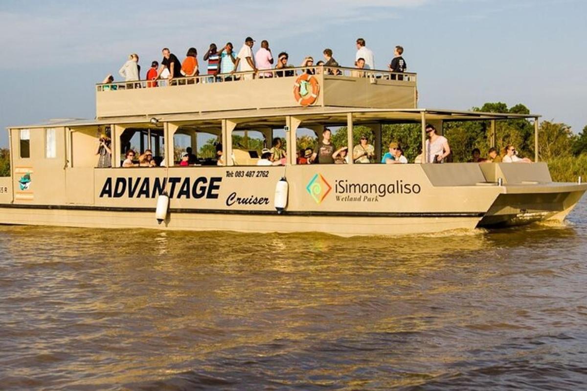 una barca turistica piena di gente in acqua
