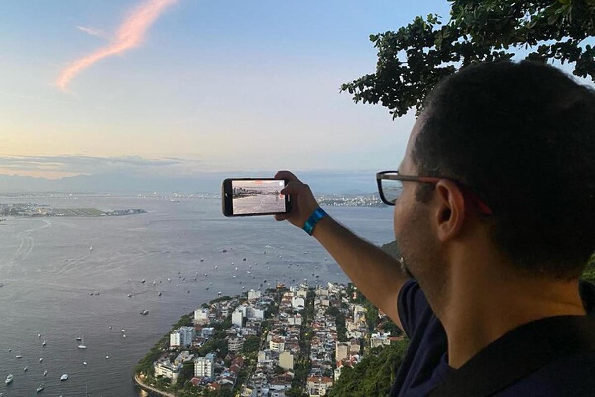 egy férfi városképet készít a mobiltelefonjával