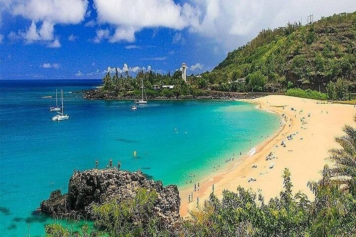 plaža s kupom ljudi v vodi