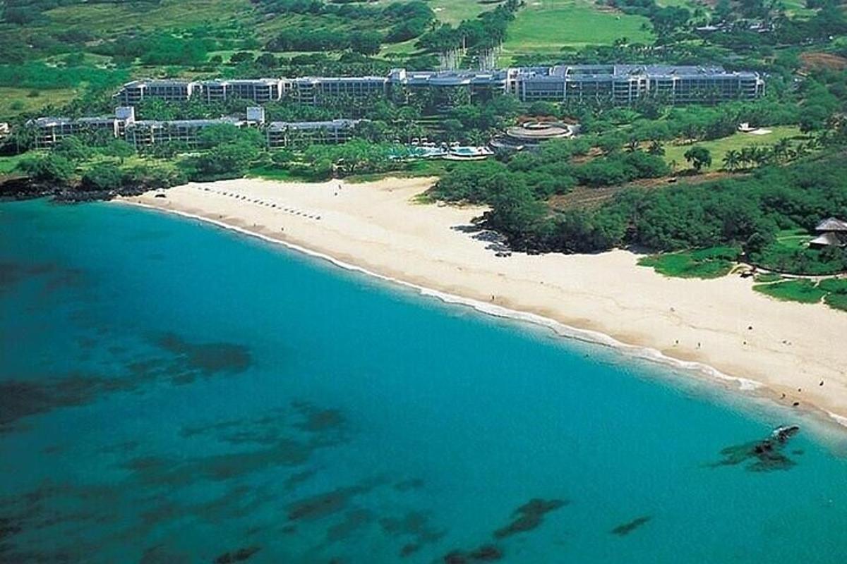 eine Luftaufnahme eines Strandes und des Ozeans