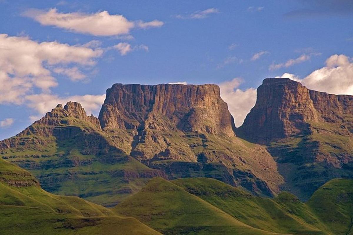 una vista di una catena montuosa con colline verdi