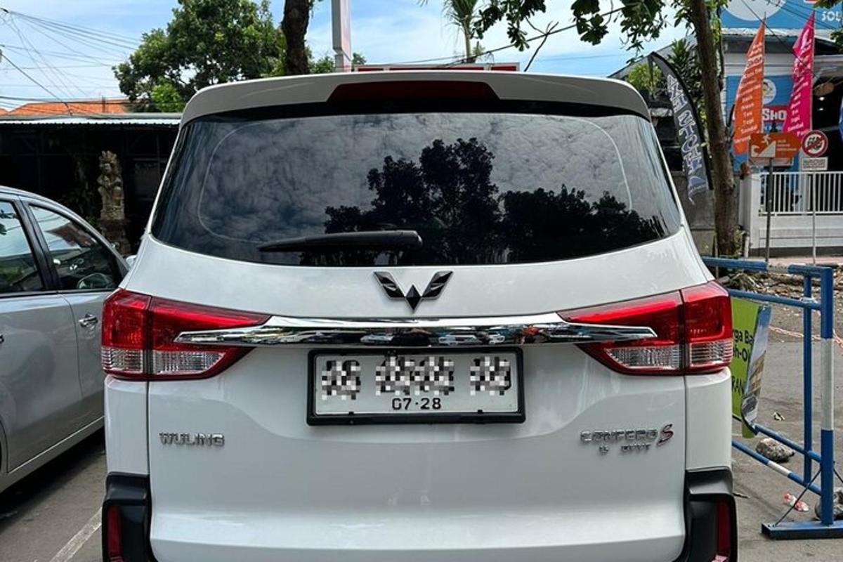 um carro branco estacionado em um estacionamento