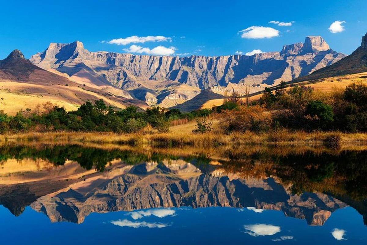 speglun fjalls í vatni